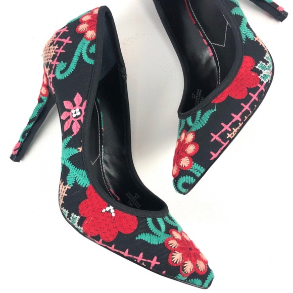 Charles David ‘Addie’ Floral Embroidered Pump - Picture 13 of 15
